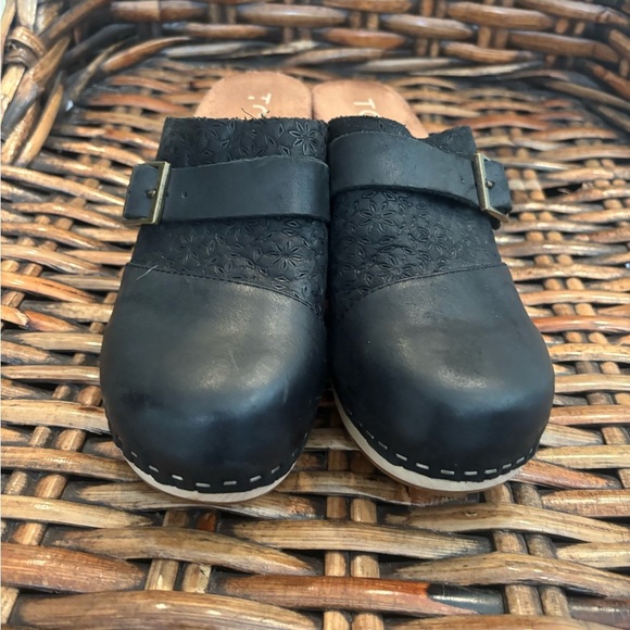 Tom's Elisa Wooden Heel Clog
Black and Cream Leather Mules with Buckle - Picture 2 of 9